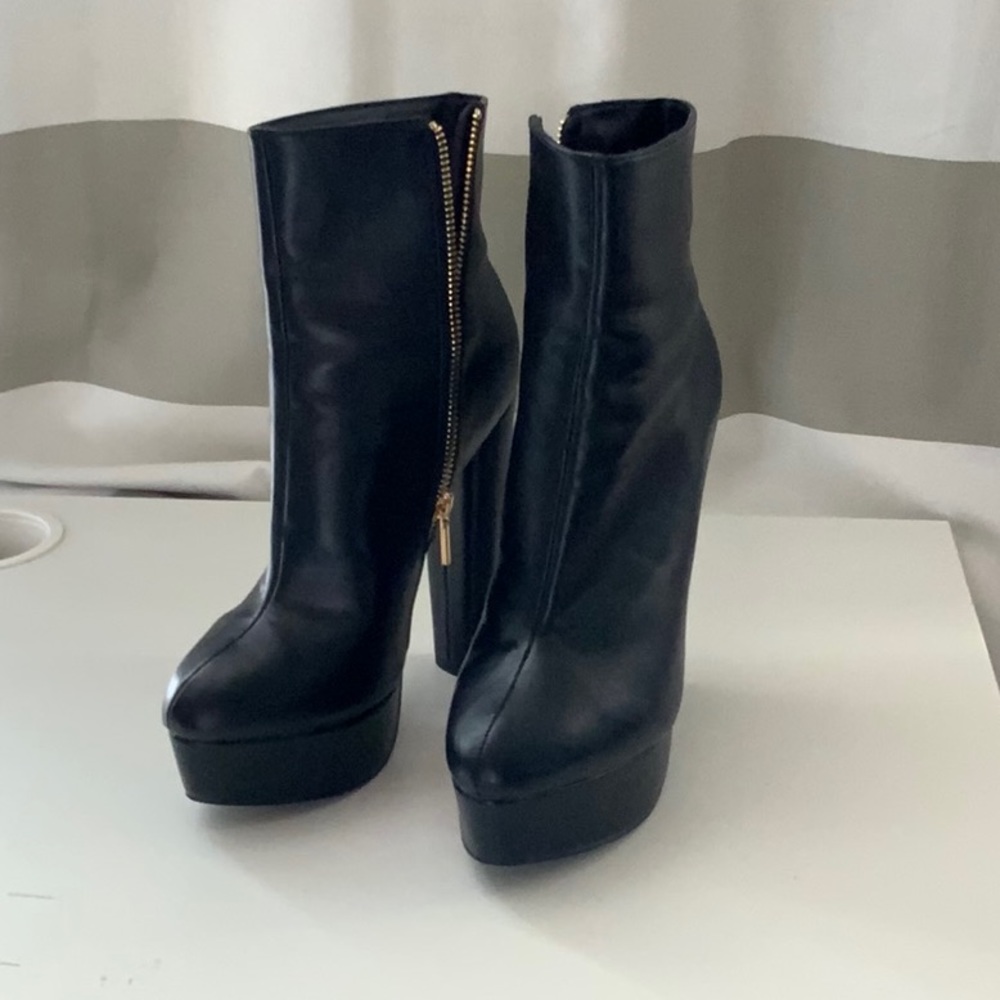 Shoe Dazzle black booties size 7